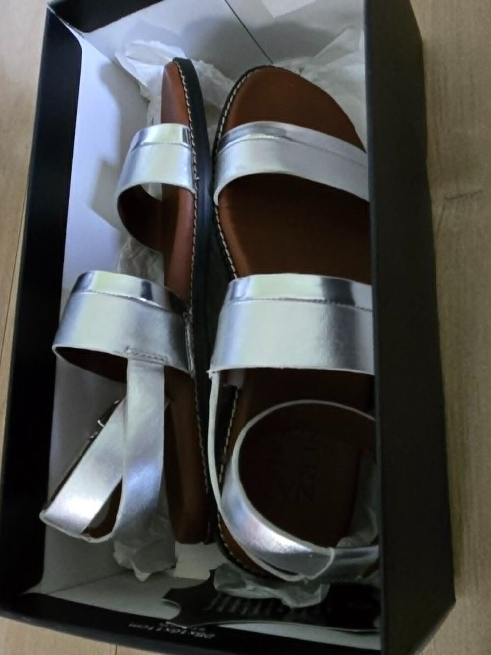 Naturalizer Kelsie Silver Leather Flat Sandals Size 5M Worn Once With Box - Picture 7 of 10